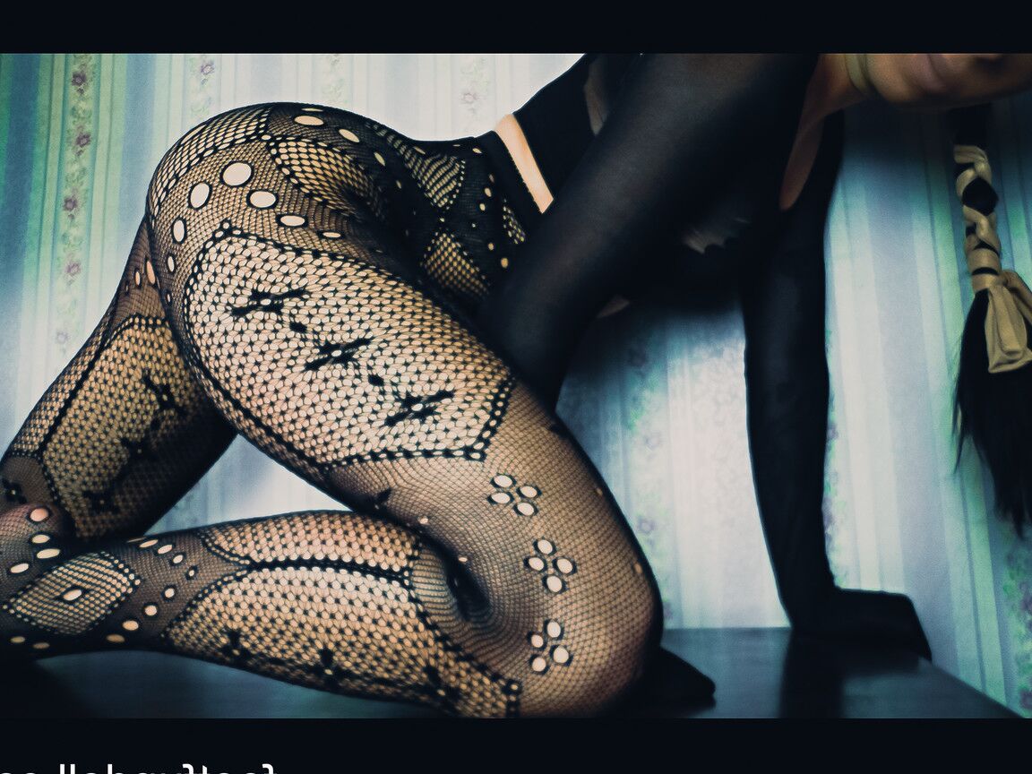 15P Kinky babe in lacy fishnets Lisa Dove poses with a nylon stocking on her head
