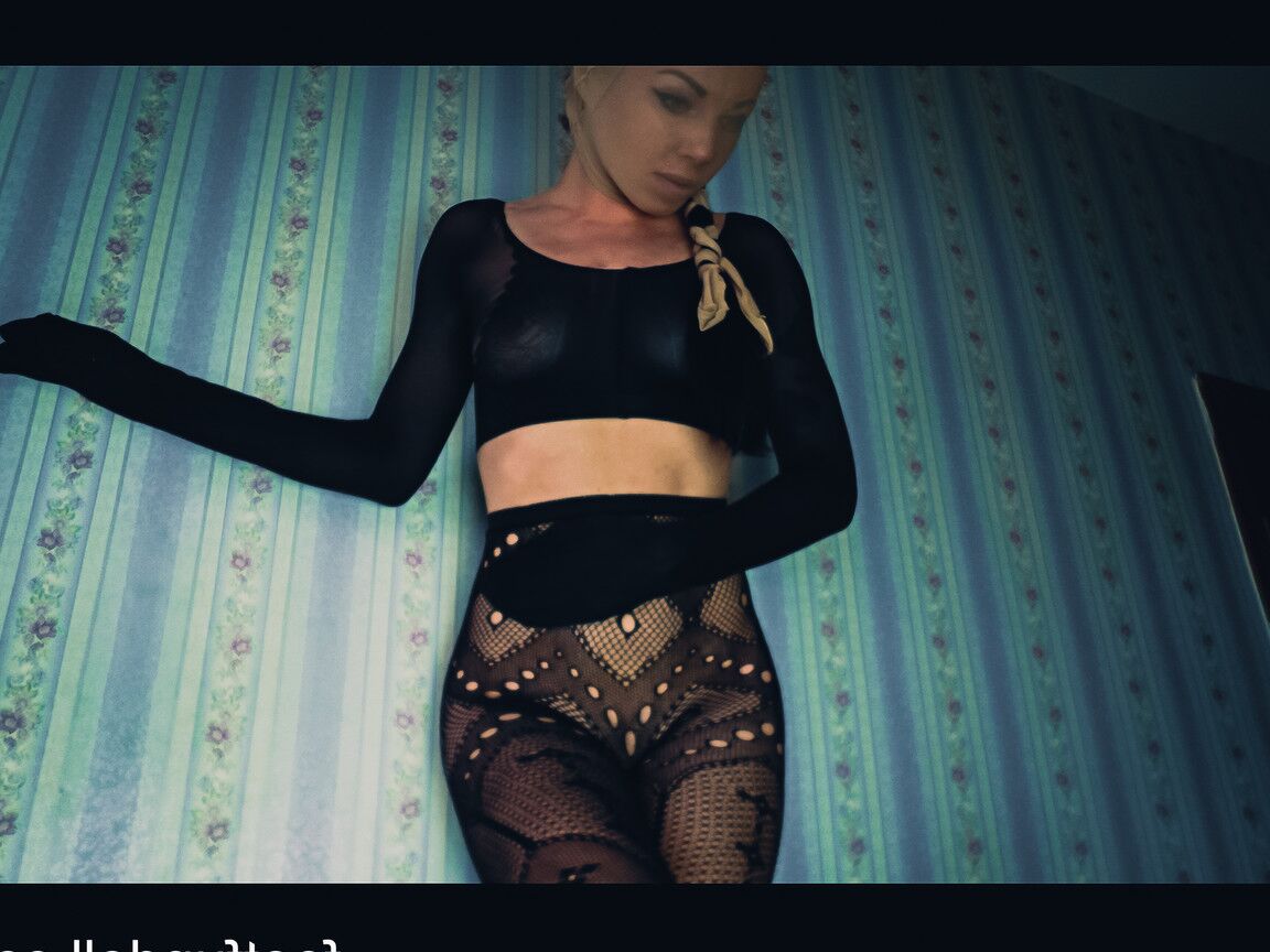 15P Kinky babe in lacy fishnets Lisa Dove poses with a nylon stocking on her head