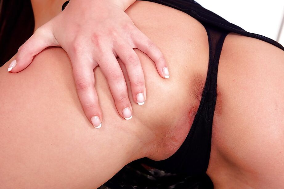 16P La jeune beauté Lucie enfile sa culotte sur ses jambes nues avant de se doigter l'anus.