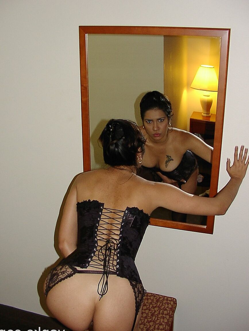 17P Morena con corsé sexy Isabella enseña el culo y se frota el suave coño