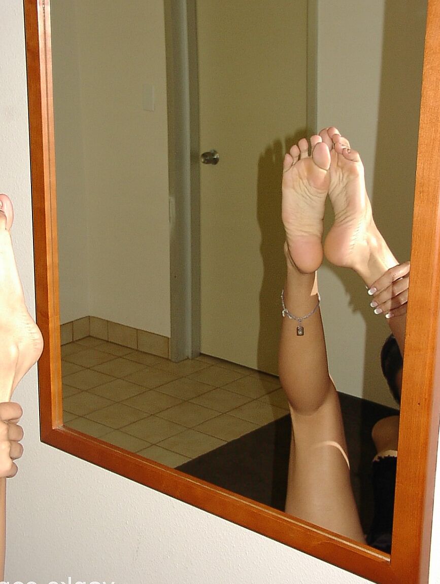 17P Morena con corsé sexy Isabella enseña el culo y se frota el suave coño