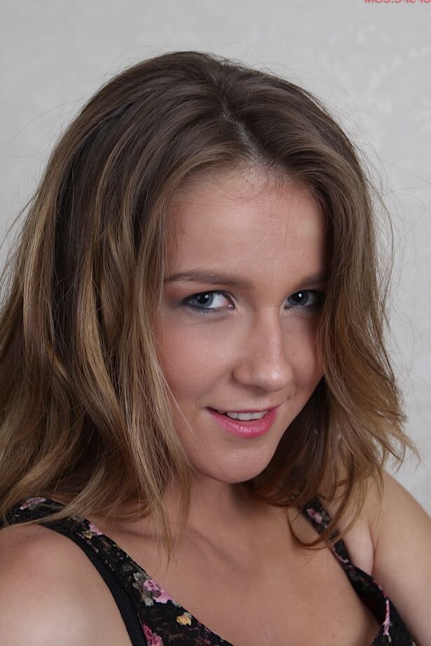 15P La joven solitaria Alice Smith muestra su coño desnudo por primera vez