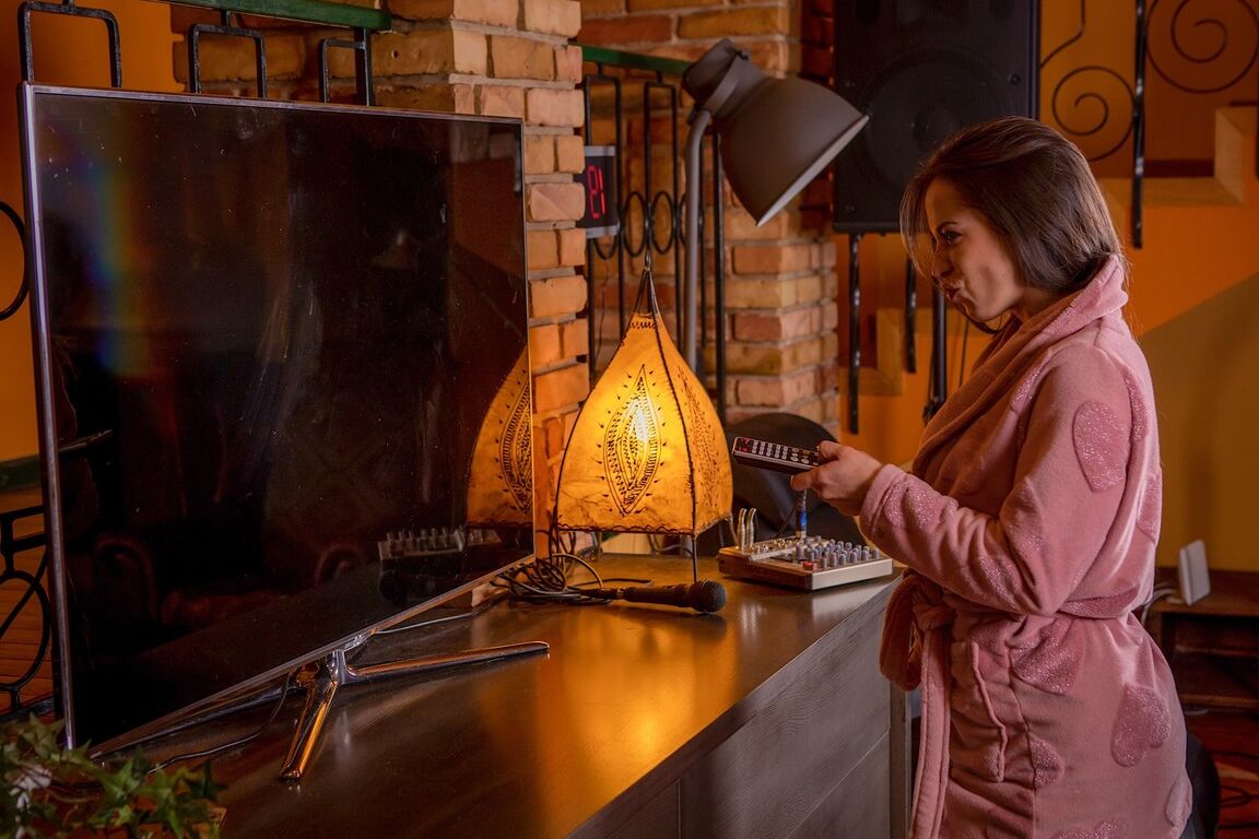 18P La cachonda Anastasia Brokelyn se folla al reparador de televisores