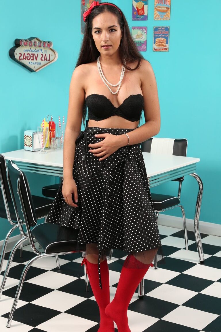 21P La brune Rebecca G enlève sa robe à pois et pose nue dans le restaurant.