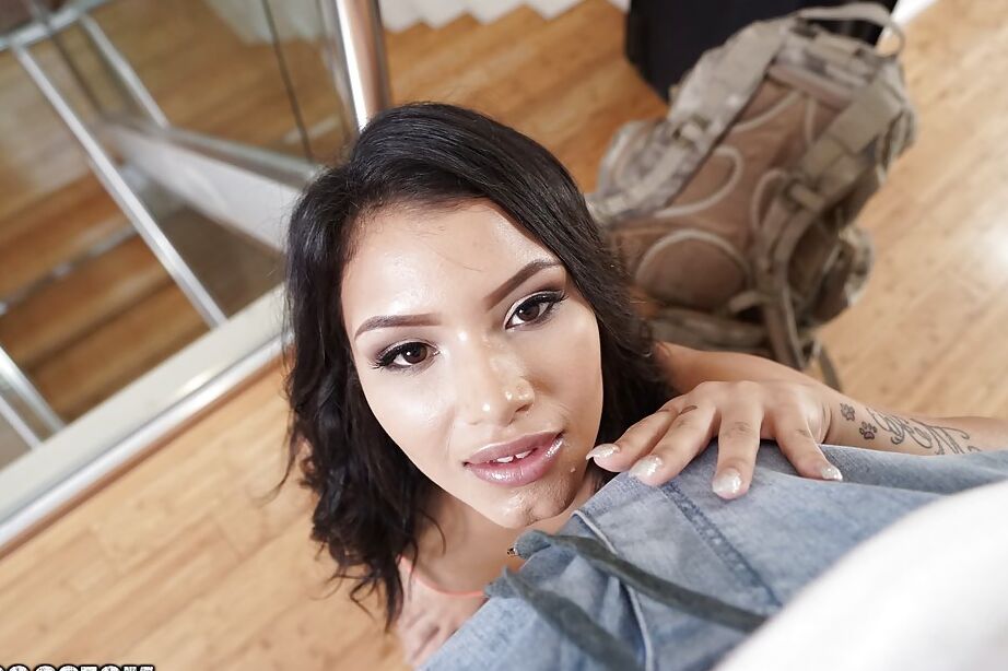 16P Espectáculo porno completo de chupadas de pollas en POV con la morena Martini Bows