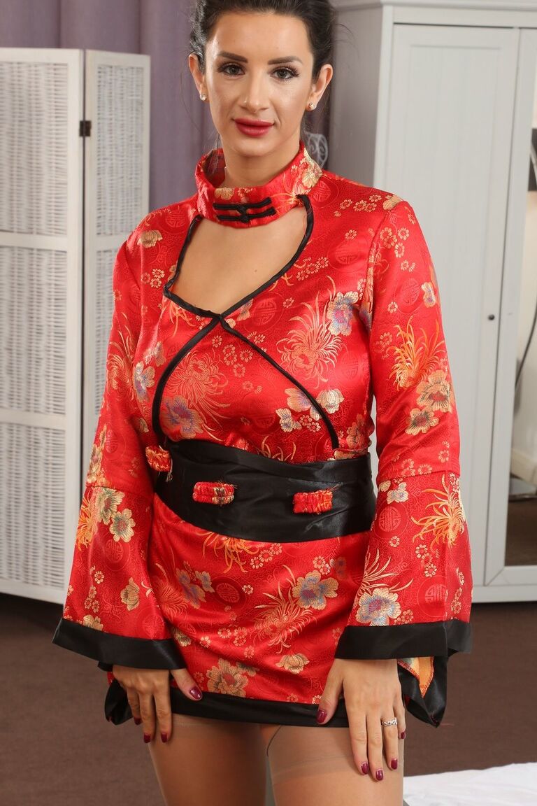 21P Fantastic MILF Cara Ruby tira sua roupa de gueixa e revela peitos enormes