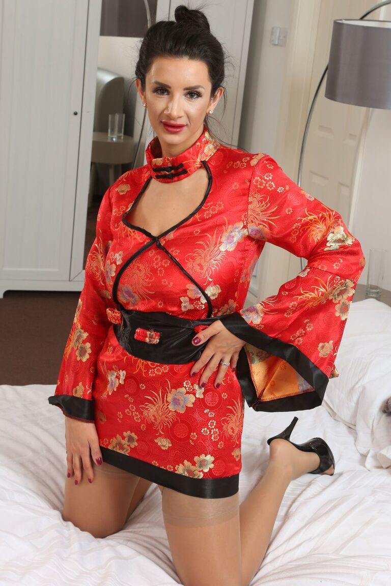 21P Fantastic MILF Cara Ruby tira sua roupa de gueixa e revela peitos enormes