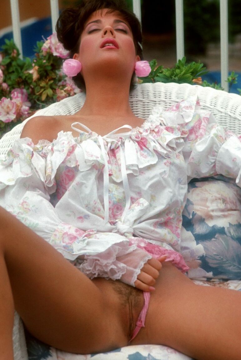 20P A gata sexy Sara Norton exibe seus seios falsos e posa em diferentes locais
