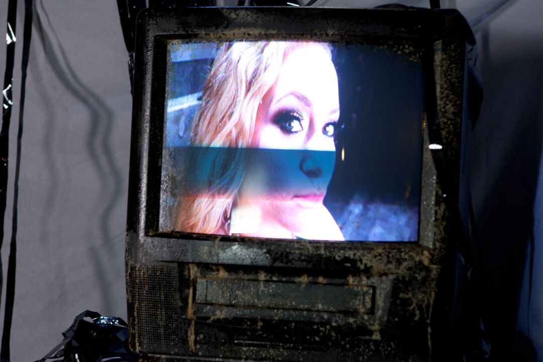 21P Loira MILF em um vestido preto Aiden Starr brinca com o pau de sua escrava sexual
