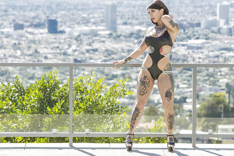16P Tattoo modelo Dollie Darko posando linda bunda ao ar livre em traje de banho