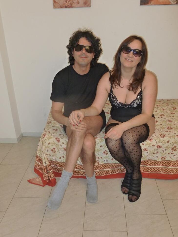 17P Casal amador italiano gordinho fode e chupa e senta no rosto usando óculos escuros
