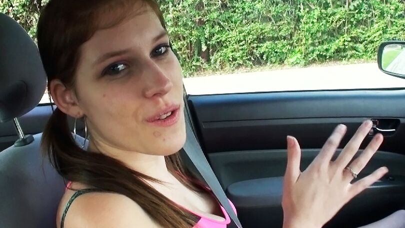 16P A jovem Bella Young chupa um pau em um carro para alimentar sua dose