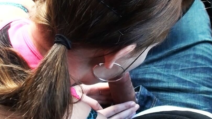 16P A jovem Bella Young chupa um pau em um carro para alimentar sua dose