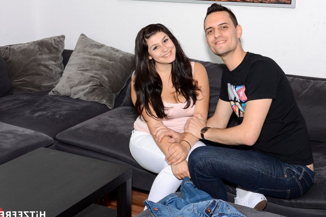 15P Garota morena dá uma gozada nos peitos grandes enquanto a namorada assiste