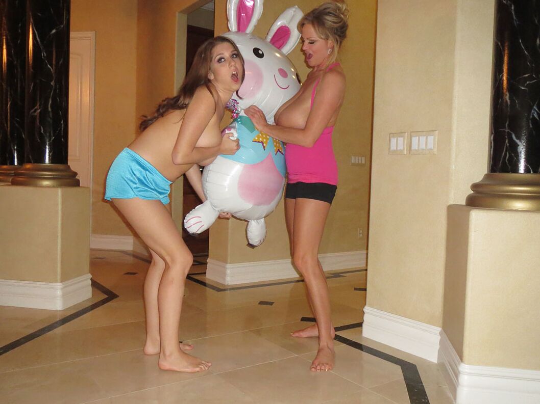 16P Las mejores amigas Alex Chance y Kelly Madison desnudan sus grandes tetas y se desnudan