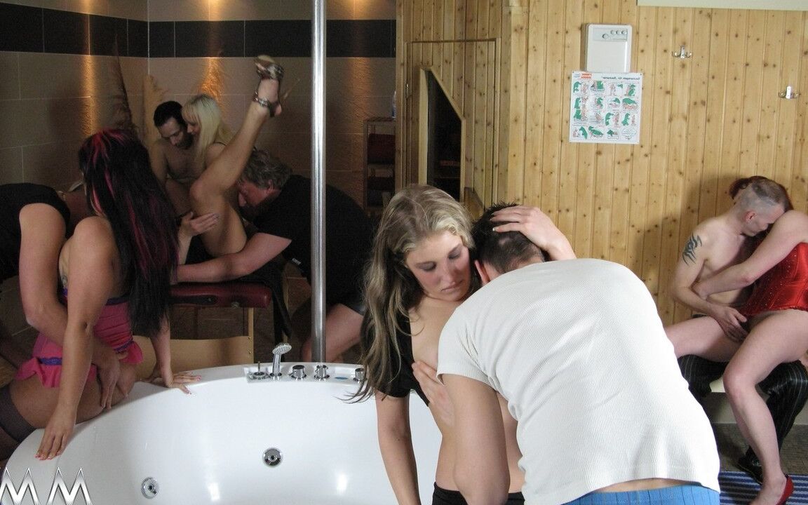 14P Swingers alemães fazem sexo com quem estiver à mão dentro de um clube de sexo