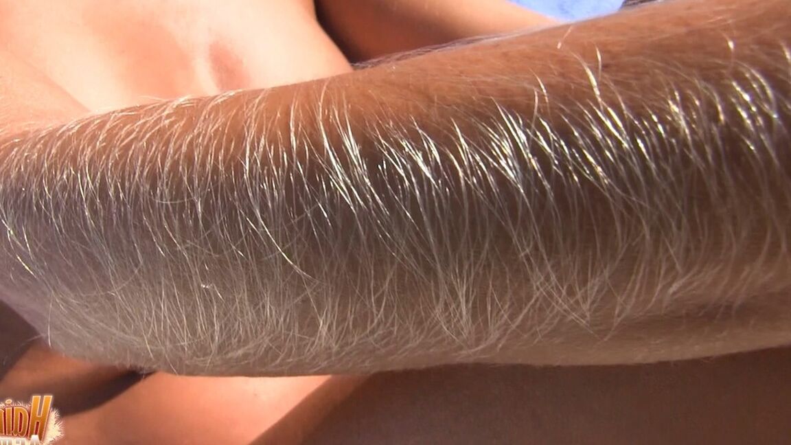 14P MILF Lori Anderson nua na praia para exibir os longos cabelos do braço ao sol