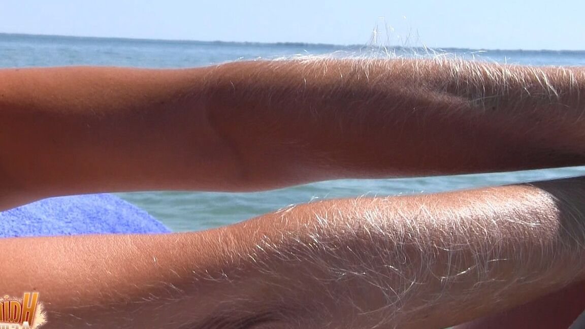 14P MILF Lori Anderson nua na praia para exibir os longos cabelos do braço ao sol