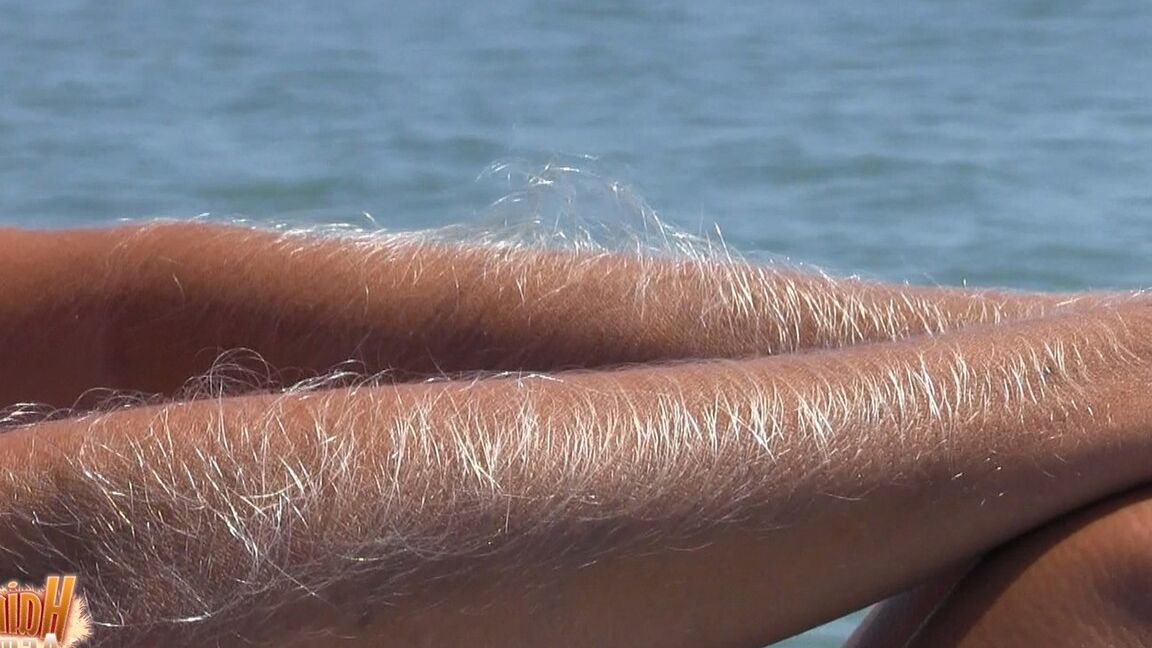 14P MILF Lori Anderson nua na praia para exibir os longos cabelos do braço ao sol