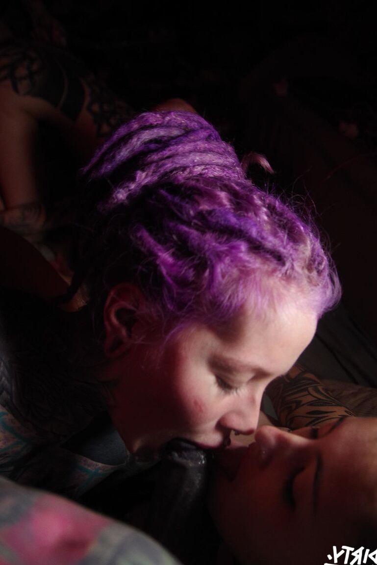 16P Three alternative girls share a tattooed penis during close up action