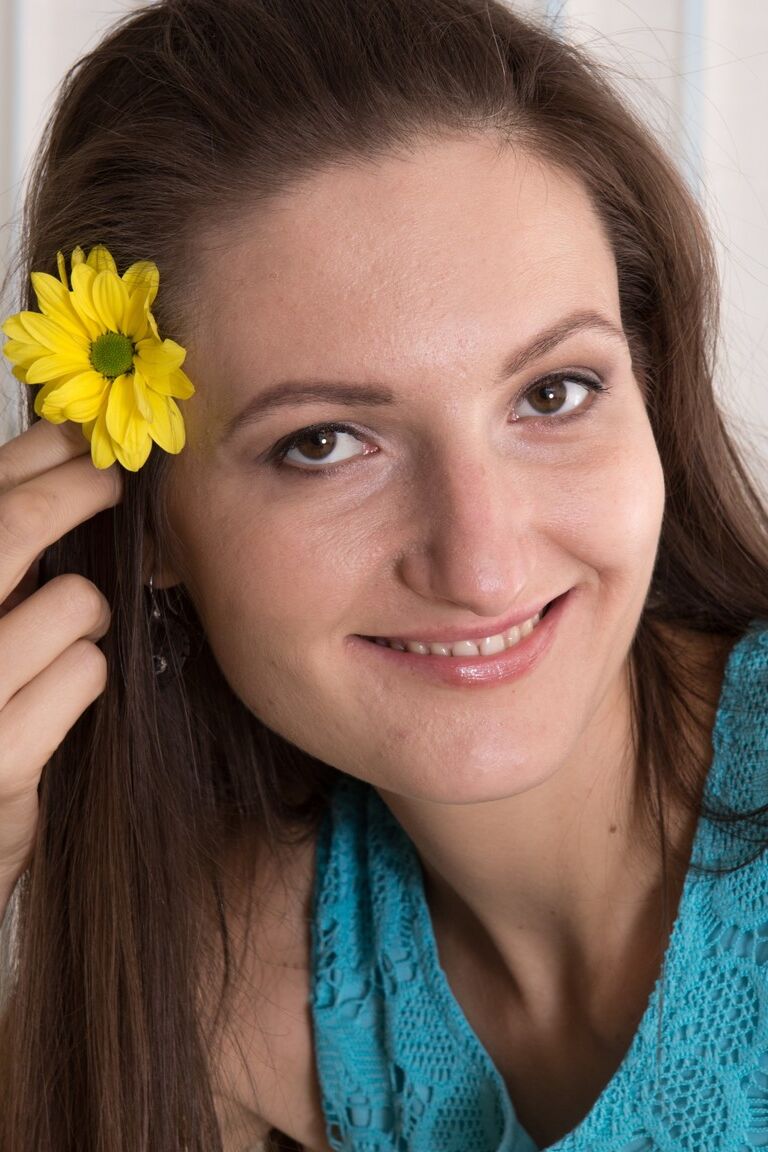 18P Morena de meia-calça preta Lulu brinca com flores e mostra seu arbusto