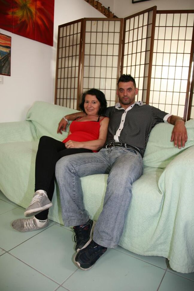 17P Uma senhora italiana mais velha engole a boca cheia de esperma em sua estreia no pornô