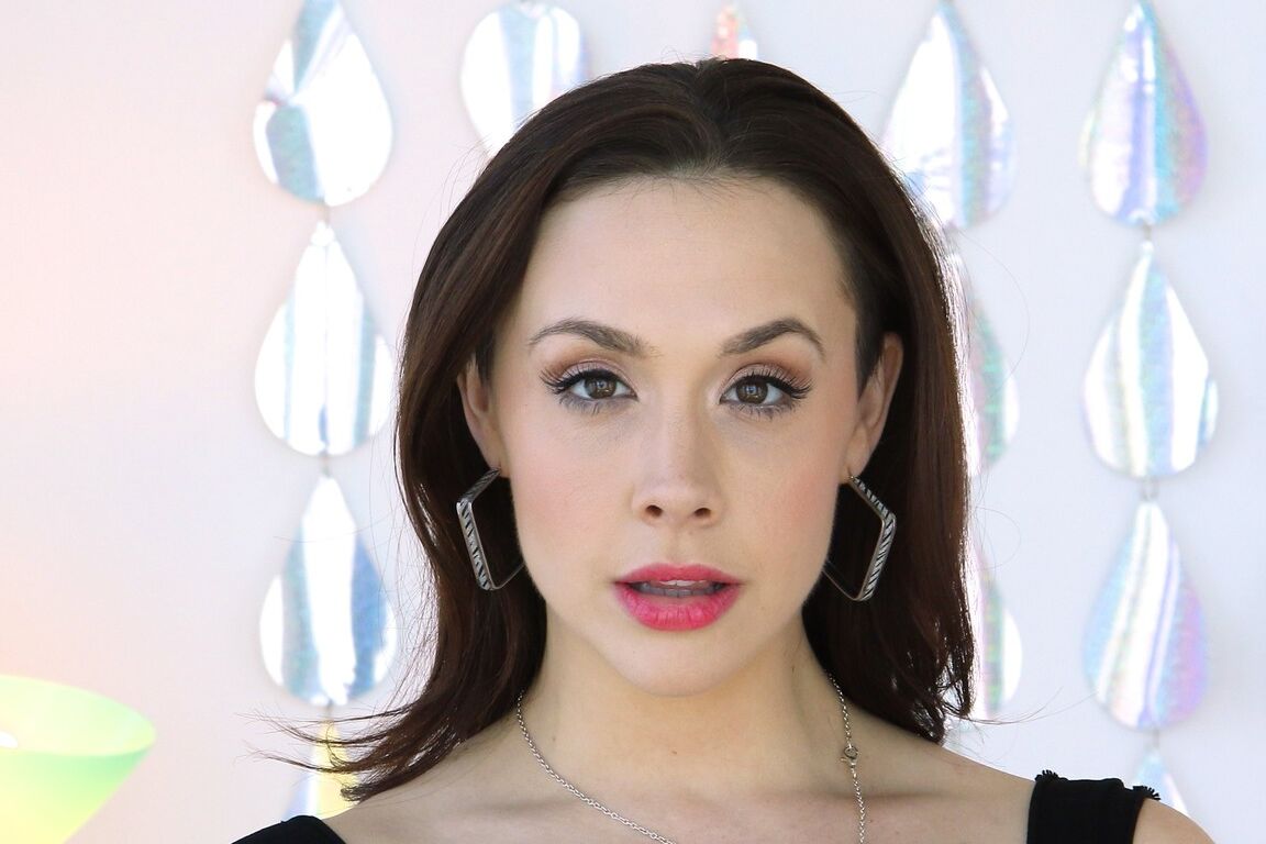 21P La estrella porno morena Chanel Preston enseña el culo desde los mejores ángulos