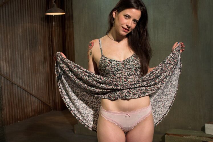15P Lea Lexis utilise sa petite esclave sexuelle lesbienne pour la molester et la baiser
