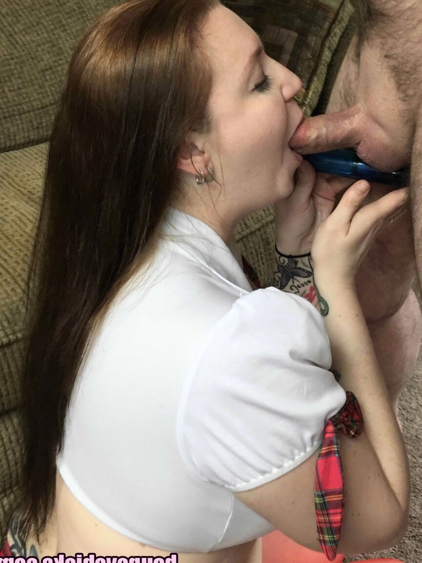 16P Amadora excitada MILF Sinful Skye de joelhos para lamber uma bola
