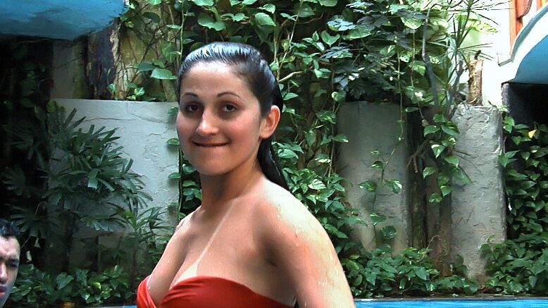 16P ブラジル人熟女ビア・マルケスがビキニを脱いでプールで犯される