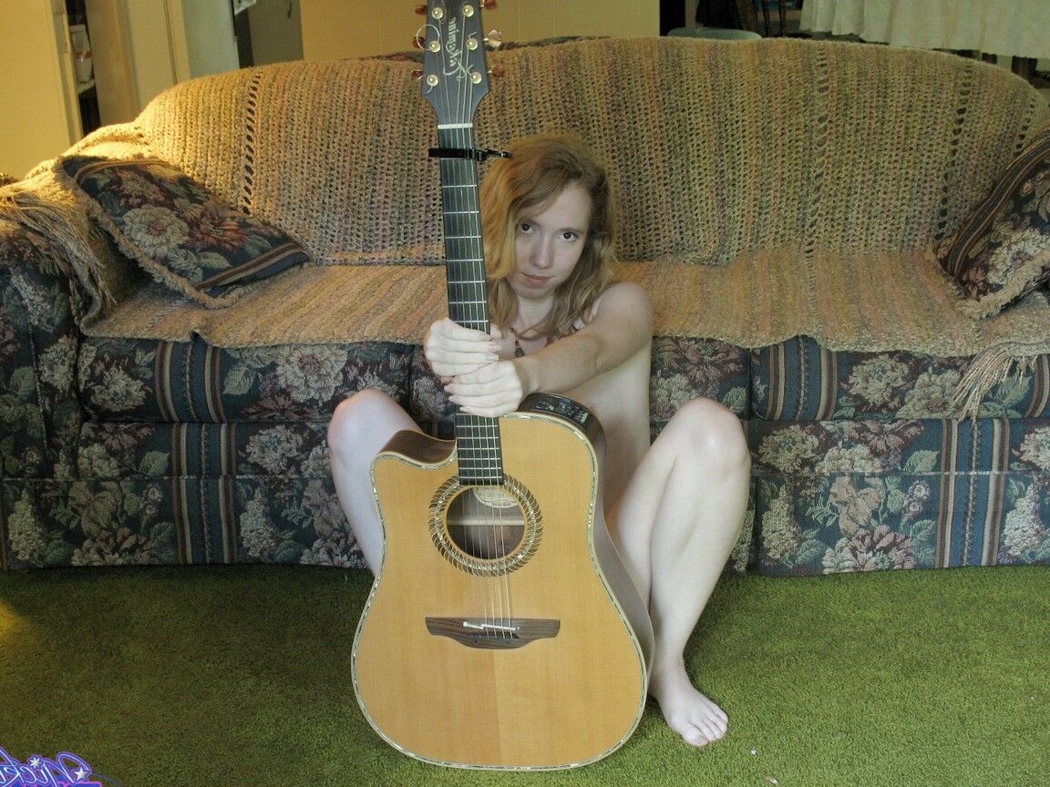21P Nicki Blue, 19 ans, pose nue avec une guitare dans les mains