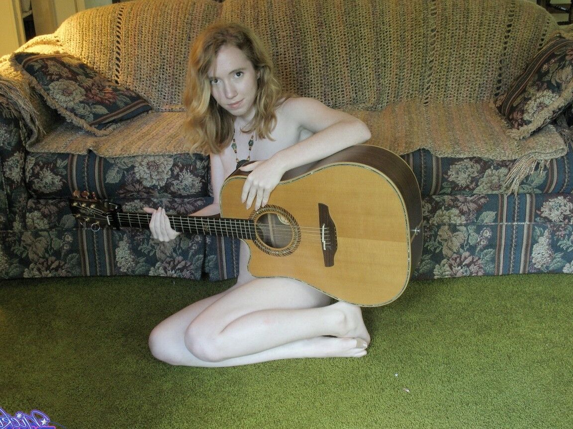 21P Nicki Blue, 19 ans, pose nue avec une guitare dans les mains