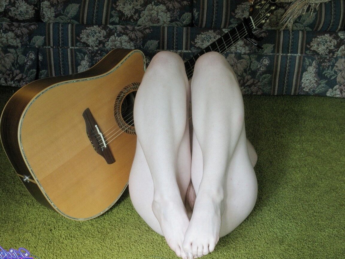 21P Nicki Blue, 19 ans, pose nue avec une guitare dans les mains