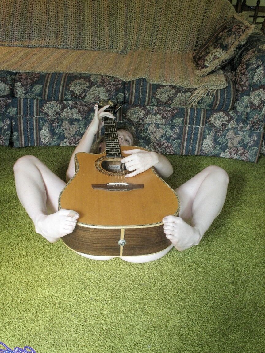 21P Nicki Blue, 19 ans, pose nue avec une guitare dans les mains