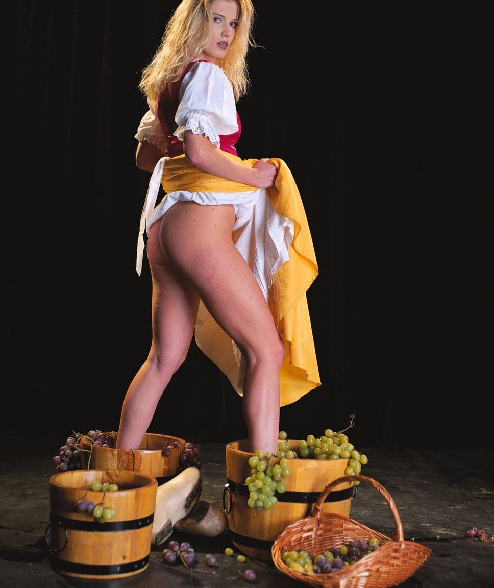 13P La blonde Daniella Schiffer écarte les jambes