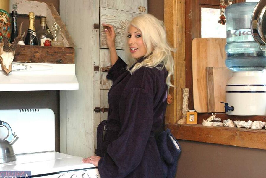 17P Puma Swede, une MILF aux seins énormes, se fait prendre pendant une méditation seins nus