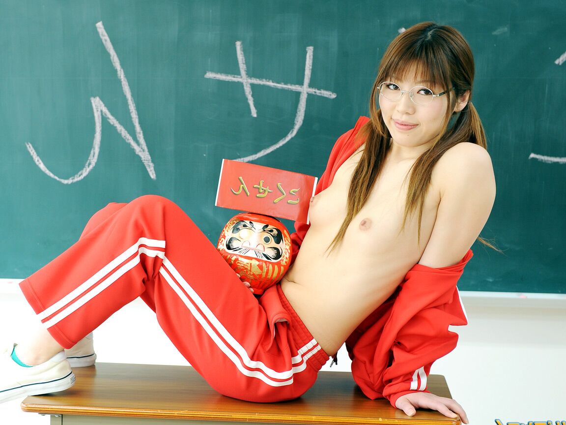 12P Lusty estudantes japoneses transam a três com um colega de classe grande e idiota
