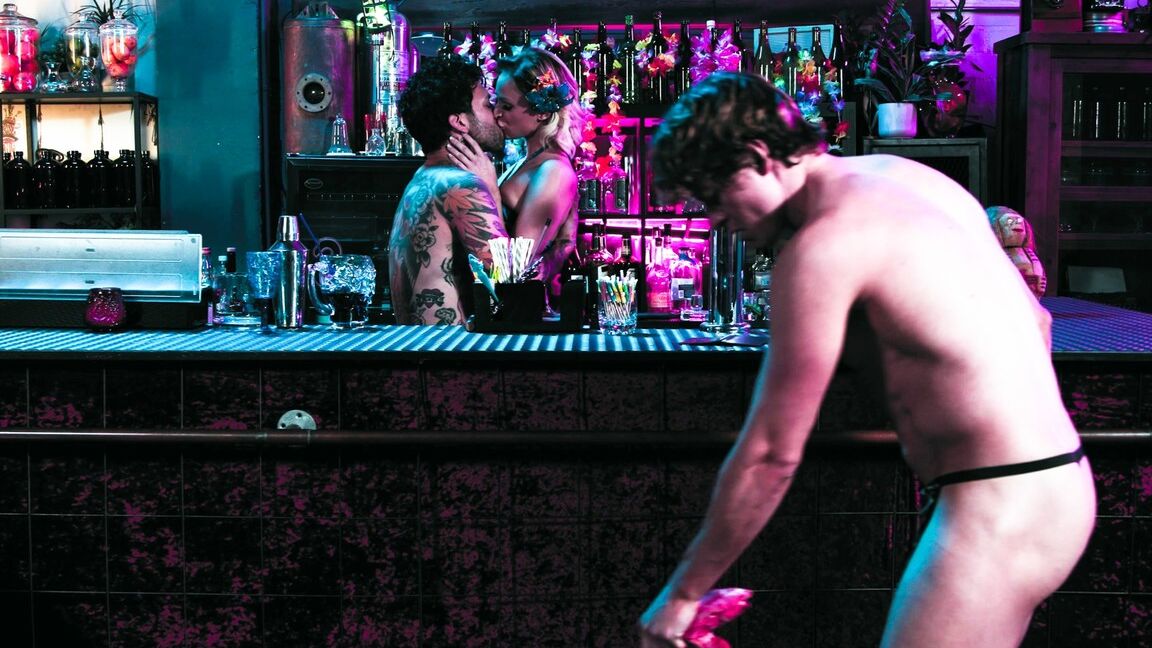 Die 15-jährige blonde Teenagerin Emma Hix, Small Hands, hat Sex mit einem Mann in einer Bar