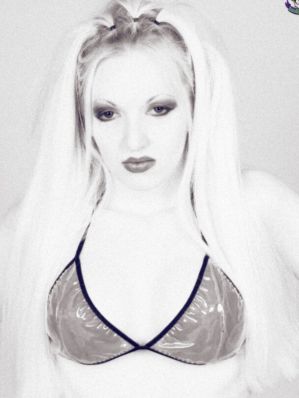 16P Barely Evil loira fantasmagórica rainha do grito nua