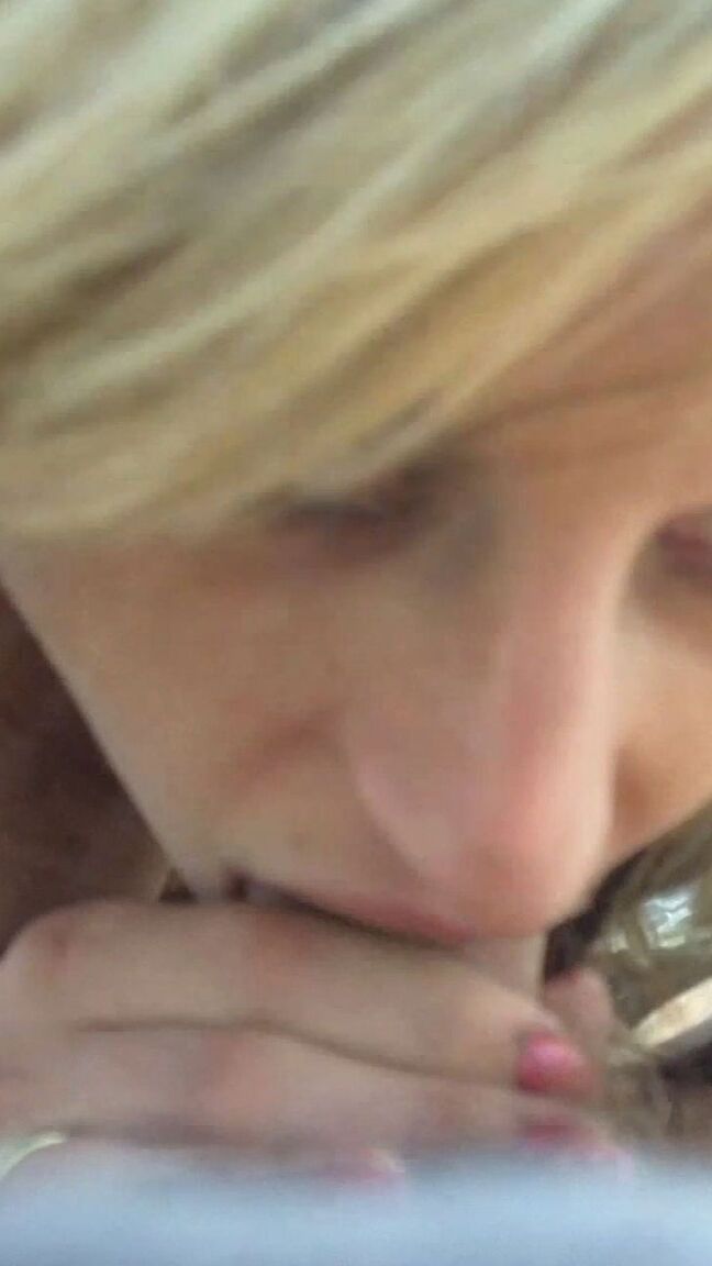 20P Heiße Blondine wird beim nackten Upskirt erwischt