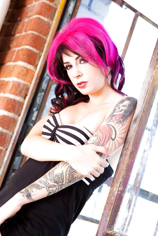 16P Gata tatuada amadora com cabelo rosa e buceta aparada convidativa