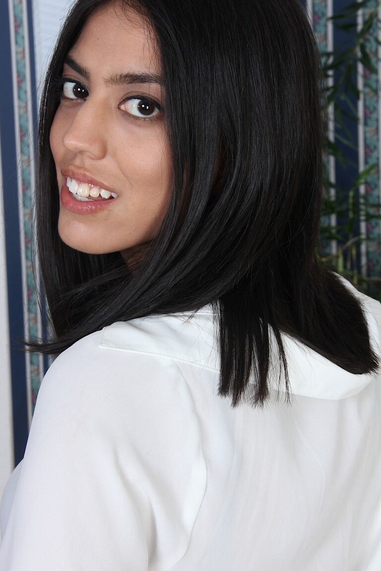 18P Solo girl of indeterminate ethnic background shows off her trimmed muff