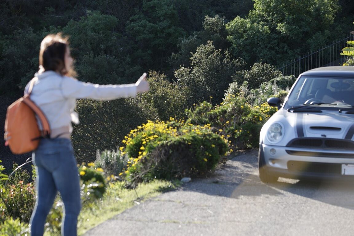 21P La adolescente que hace autostop Rylee Renee recibe un paseo y una gran polla en su pálido coño