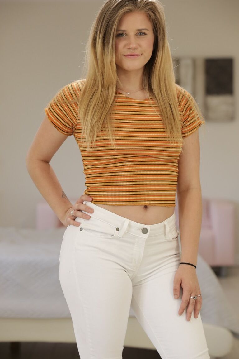 17P Die bezaubernde Süße mit den kleinen Titten Taylor Blake gibt ihrem Mann einen tollen Blowjob
