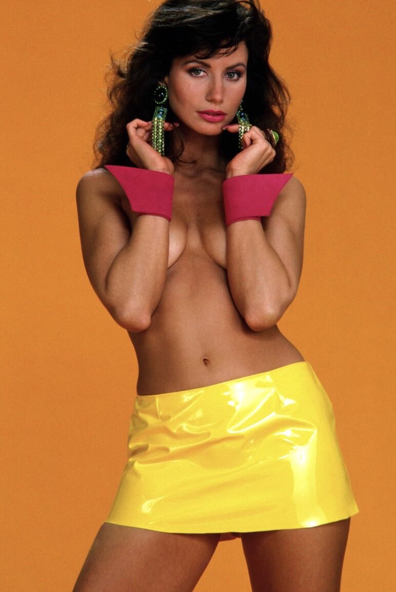 16P Antonia Larsen, une MILF brune et poilue, pose pour la caméra dans des tenues sexy.