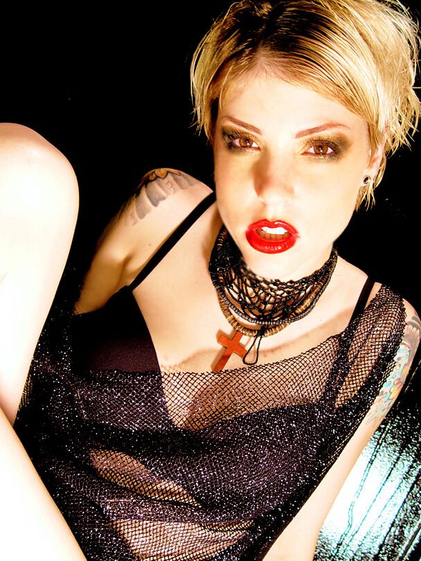16P Rubia glamurosa en slip seethru y bragas negras