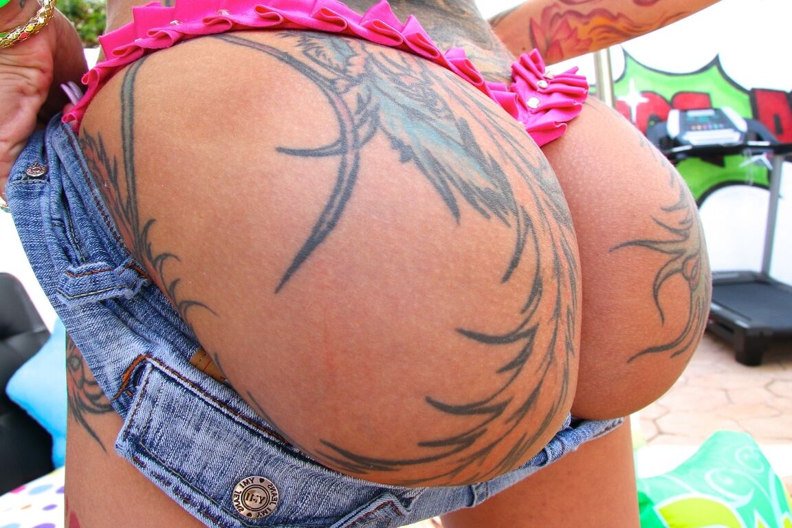 18P La tatuada Bella Bellz se deja caer los pantalones cortos dejando al descubierto su redondo trasero de burbuja