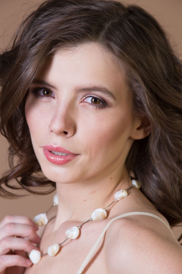17P Chica morena de ojos marrones posa desnuda con el vello púbico afeitado