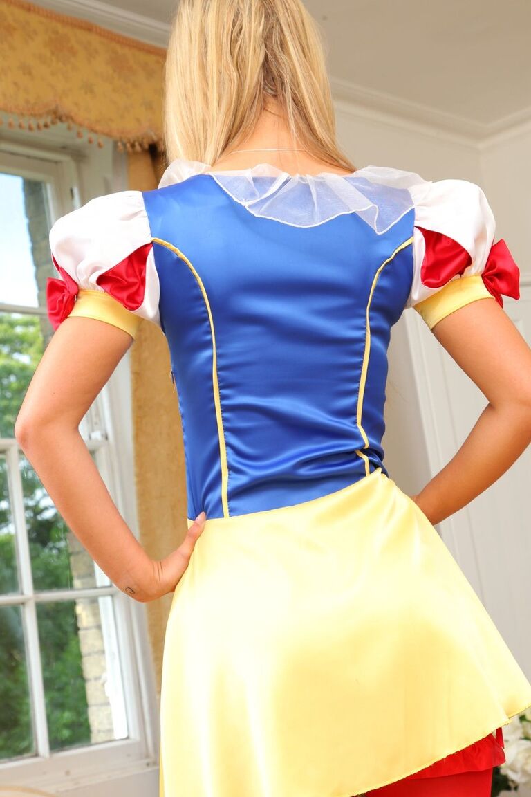 21P La linda Blancanieves Hollie D se pierde el disfraz y muestra su cuerpazo en lencería roja