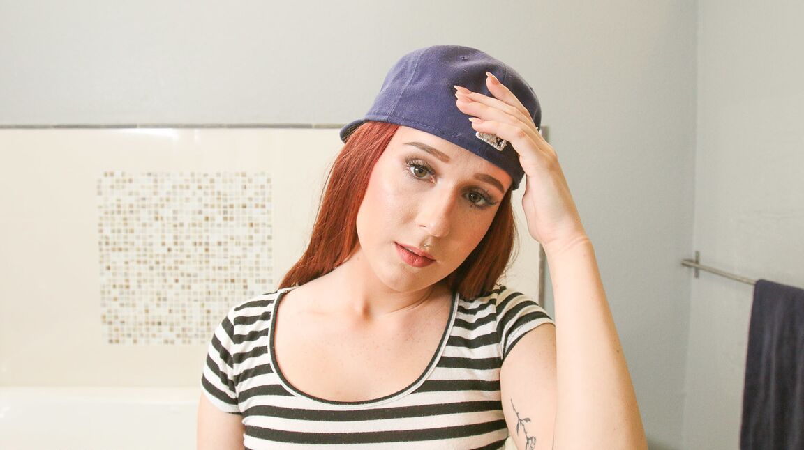 18P La tonta adolescente pelirroja Alice Coxxx cree que una mamada caliente cambiará el color de su cabello